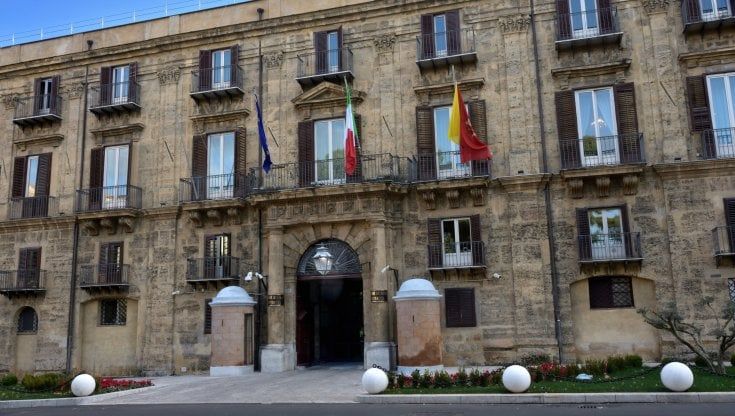 Taglio dei vitalizi e stop alla proroga dell'esercizio provvisorio: lo spalma-disavanzo della Regione in serata approvato da Conte