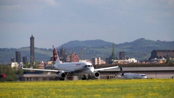 Aerei rumorosi a Bologna, i comitati accusano: "Dati taroccati" 