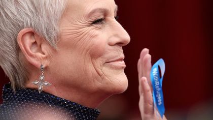 Jamie Lee Curtis, Diane Warren, Paolo Sorrentino: le star con il nastro blu per i rifugiati