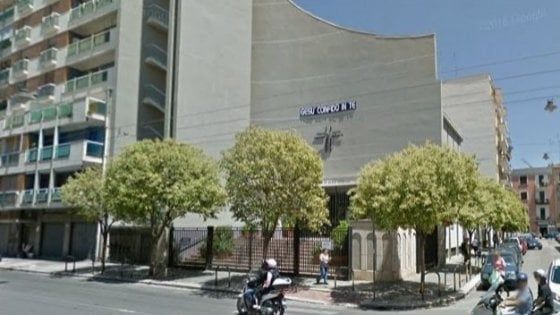 Bari, scoppia una rissa tra parenti al funerale: il parroco sospende la messa