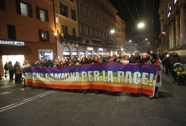 "Il virus dell'odio non ha futuro a Bologna", la fiaccolata per le strade del centro