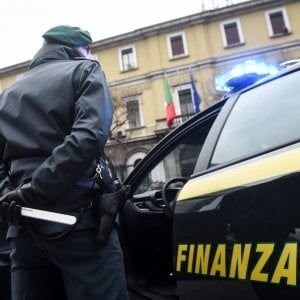 Torino, blocca il traffico per pregare  poi aggredisce i finanzieri: arrestato