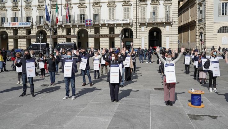 Torino, artigiani davanti alla Regione con i ferri del mestiere: "Ristoranti chiusi e piazze piene, che senso ha?"