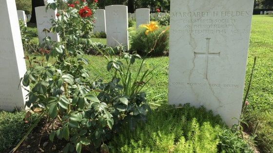 Milano, il mistero di Margaret: l'unica donna sepolta nel cimitero di guerra