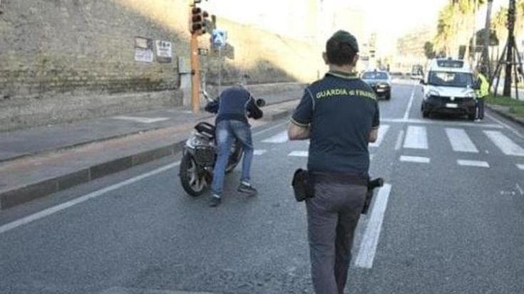 Napoli ancora un pedone travolto in via Marina: turista investito da scooter. Attivata videosorveglianza nelle tre gallerie cittadine, in corso Garibaldi torna la luce