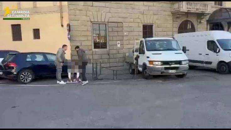 Sorpresi in centro a fare il gioco delle tre carte: due denunciati a Firenze
