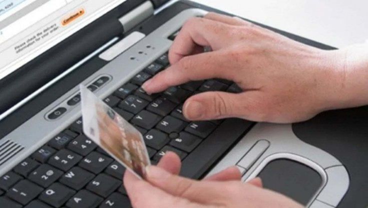Phishing bancario e associazione a delinquere, 92 frodi: 7 arresti a Torre Annunziata