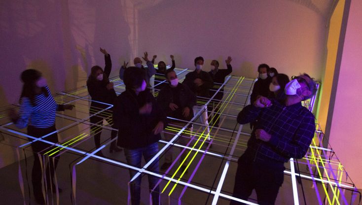 Una rete con il pubblico dentro. E' Modern pattern, installazione artistica per le relazioni sociali