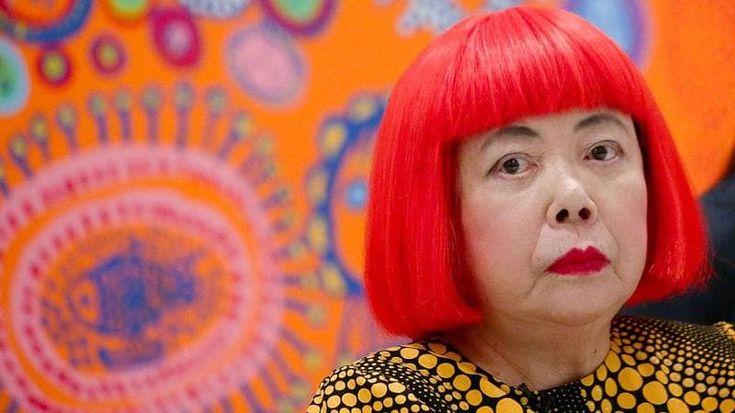 Yayoi Kusama è morta, addio alla “regina dei pois” che ha rivoluzionato l’arte cercando l’infinito