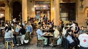 Nel bar gestito da persone sorde dove il Negroni o lo Spritz si ordinano con la lingua dei segni