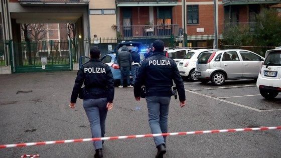 Milano, 27enne ferito da un colpo d'arma da fuoco davanti a un bar di Quarto Oggiaro
