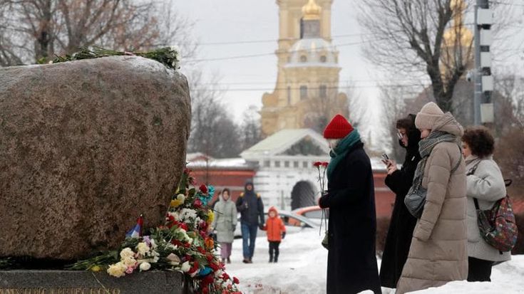 Arresti e omaggi portati via: così il Cremlino impedisce ai russi di ricordare Navalny