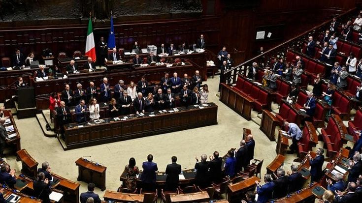 “Raga’, alzateve”. E i due vice eseguono. Va in scena la commedia pietosa dell’Aula