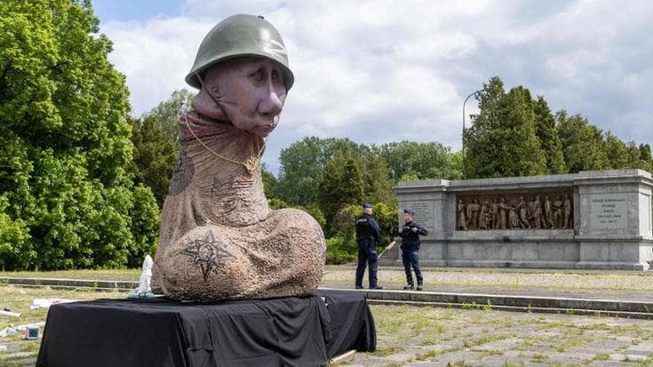 La provocazione dell’artista lituano: una statua fallica di Putin contro la guerra in Ucraina