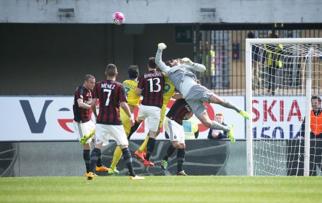 Milan, botta in testa per Donnarumma: il giovane portiere esce per precauzione