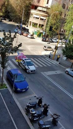 Roma, sulla macchina dei vigili urbani c'è una nuvola di palloncini