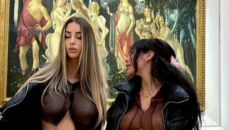 Seminude di fronte alla Venere di Botticelli: le foto di due influencer agli Uffizi creano un caso