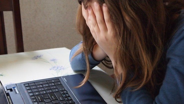 Catania, adescava e ricattava ragazzine su Internet: arrestato ventisettenne