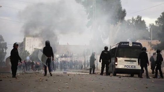 Tunisi, due attentati nella capitale. Morto un poliziotto, diversi feriti