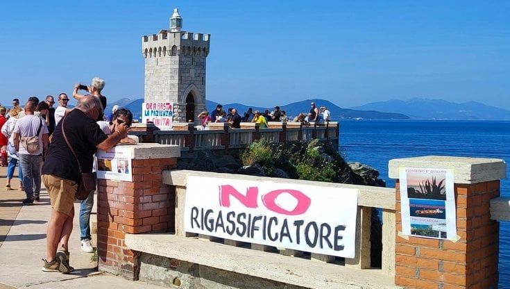 In duemila a Piombino contro al Rigassificatore: “Garanzie per l’ambiente”