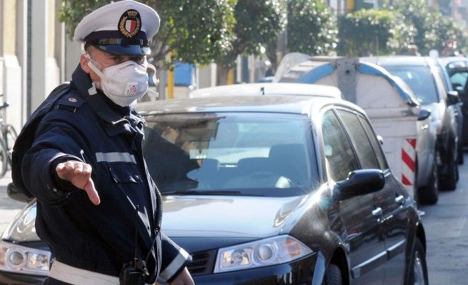 "Aria irrespirabile come in Cina",<br />vigili in strada con le mascherine