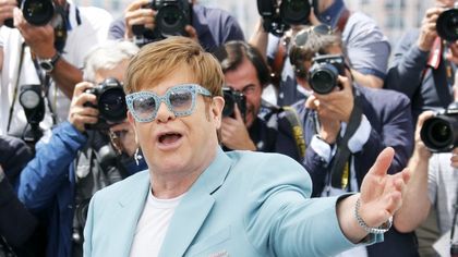 Cannes, arriva Elton John e ruba la scena al cast di 'Rocketman'
