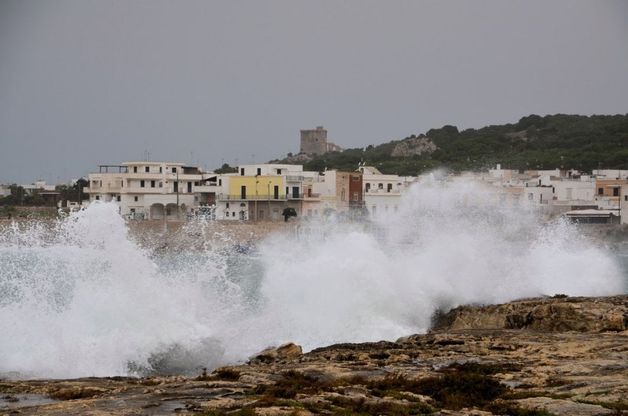 Salento, la mareggiata sugli scogli è uno spettacolo