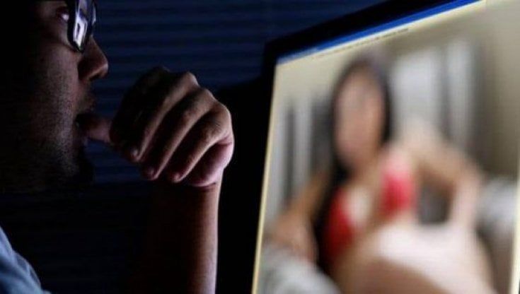 Si finge donna e si fa mandare video intimi da un 55enne: denunciato un pregiudicato per sextortion