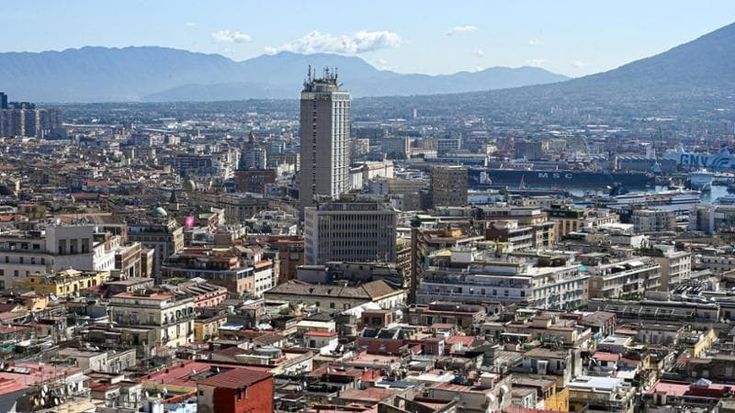Case a Napoli, il sindaco: “Il turismo non ha saturato il mercato”