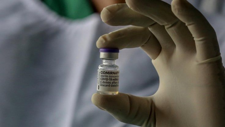 Vaccini, Marino (Pfizer): "Pronti per testare terza dose", Garattini: "Pensino a produrre più dosi"