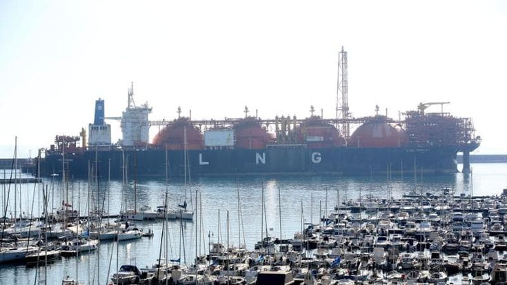 Arrivato a Genova il rigassificatore, ma è quello di Livorno