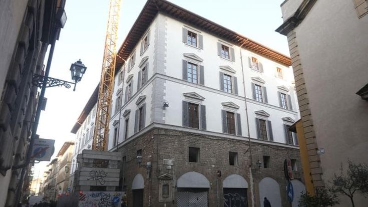 Firenze, l’amico di Trump Tom Barrack cede a un fondo italiano l’isolato del lusso: 18 mila metri quadrati di suite in centro