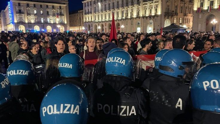 Torino, tensioni alla fiaccolata per il 25 aprile: antagonisti contro le bandiere Nato, interviene la polizia