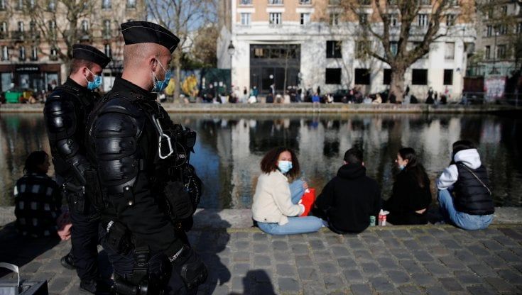 Francia, "ministri a cene clandestine nonostante il lockdown". Il responsabile: "Era umorismo"