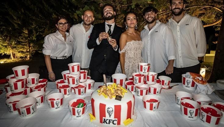 Al matrimonio a mezzanotte arriva il pollo fritto Kfc: “Il nostro comfort food”