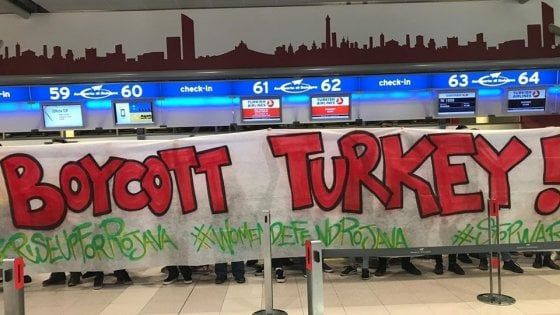 Blitz all'aeroporto di Bologna: "Blocchiamo la Turkish Airlines"