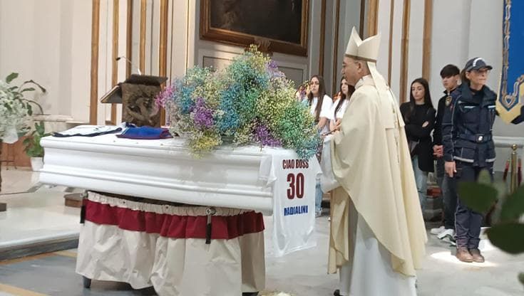 I funerali di Sofia Di Vico. Il dolore della famiglia, l'omaggio delle compagne del basket