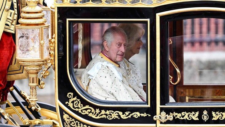 Il giorno della Corona: per re Carlo finisce l’attesa. “Sono qui per servire non per essere servito”