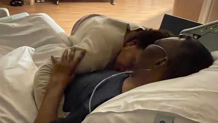 Pelé, la commovente foto abbracciato alla figlia in ospedale: "Un'altra notte insieme"
