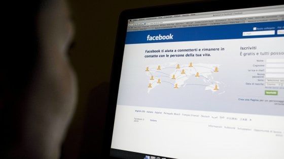 Brindisi, aggiorna Facebook e risponde ai clienti del suo b&b ma è ai domiciliari: 21enne in carcere