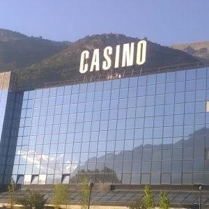 Sprechi, scandali e privilegi l’autonomia senza limiti che regna in Valle d’Aosta