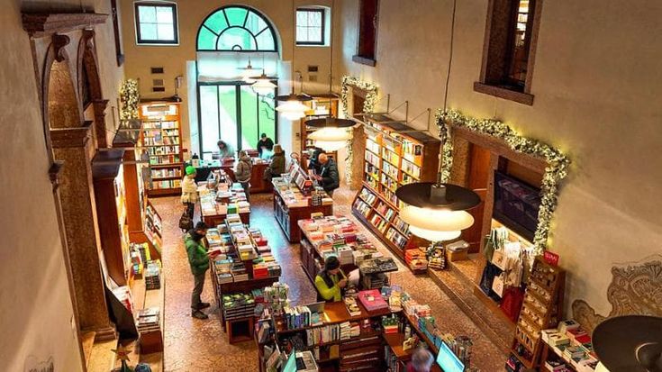 Le tre sorelle di Bassano con la libreria in salotto. “La cultura è un baluardo”