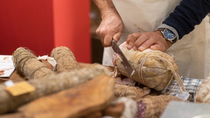 Golosaria, torna la grande fiera di cibo e buon bere a Milano: dal caviale di aglio nero al riso viola