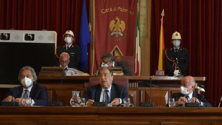 Emergenza cimiteri a Palermo, Orlando presenta il piano. Ma l'opposizione chiede le dimissioni