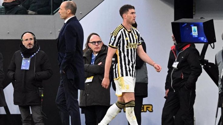 Vlahovic furioso con Allegri dopo il cambio: colpisce la bandierina e calcia via una bottiglietta d’acqua