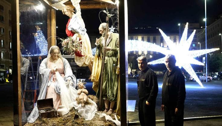 Napoli, la natività a grandezza naturale in piazza Municipio