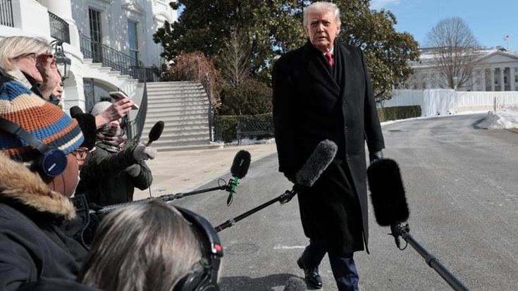 Trump salva Noem. Ma l’inchiesta complica la posizione del Governo: “Hanno sparato in due”