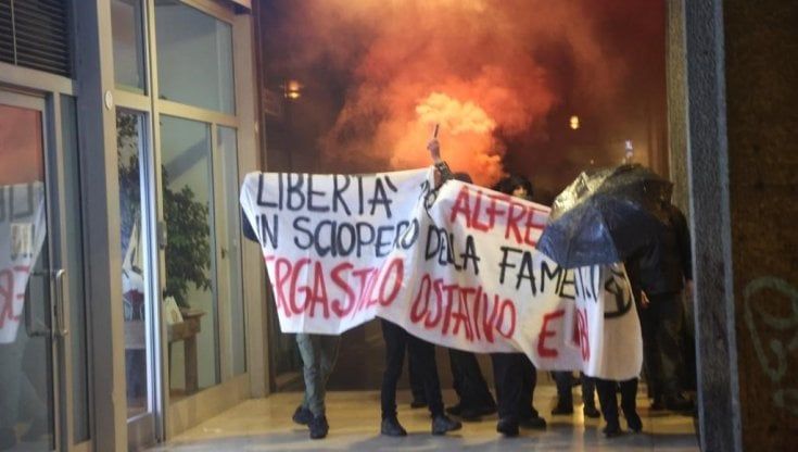 Il corteo degli anarchici a Bologna per Cospito: vetri rotti delle banche e scritte sui muri