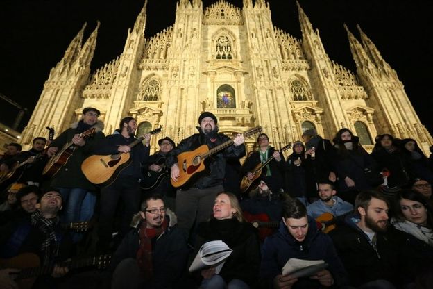 Milano, piazza Duomo si riempie per la "cantata anarchica" dedicata a Fabrizio De André