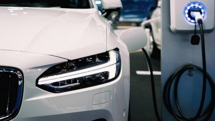 Elettriche o ibride? 2 italiani su 3 confusi e indecisi